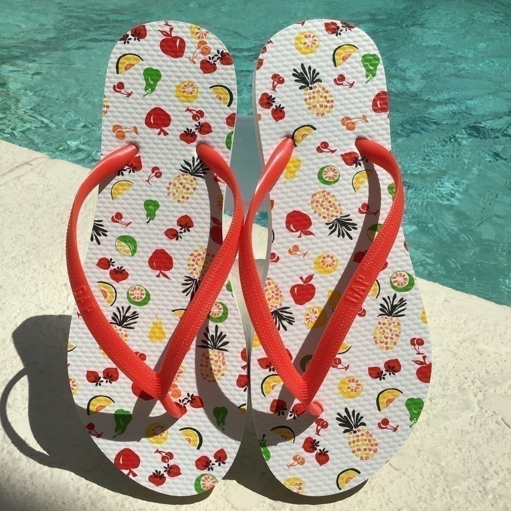 NEW! GAP White & Red Fruit Bowl Flip Flops Beach Sandals Unisex Cruise Swim Pool